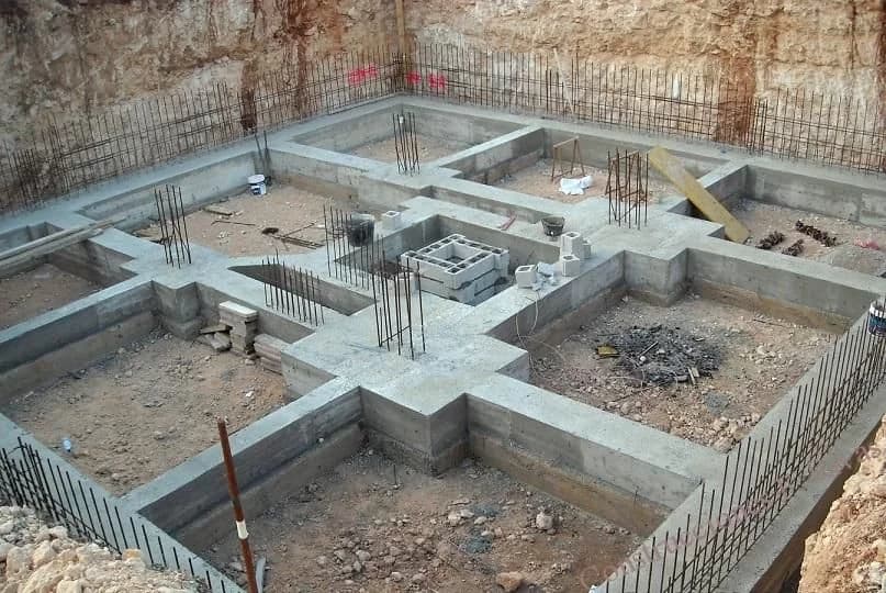 Progress pondasi konstruksi villa Bali